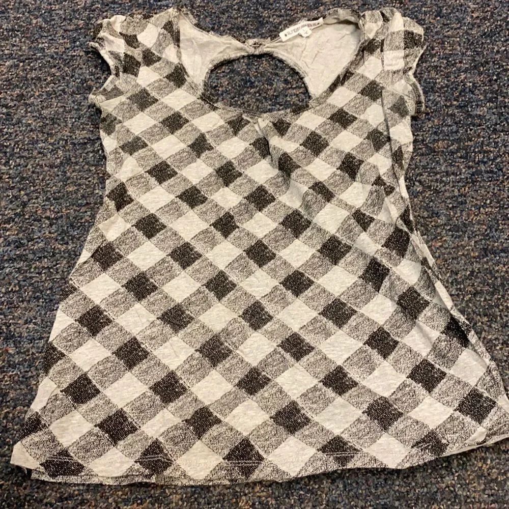 Almost Famous Gray Key hole Top sz. L